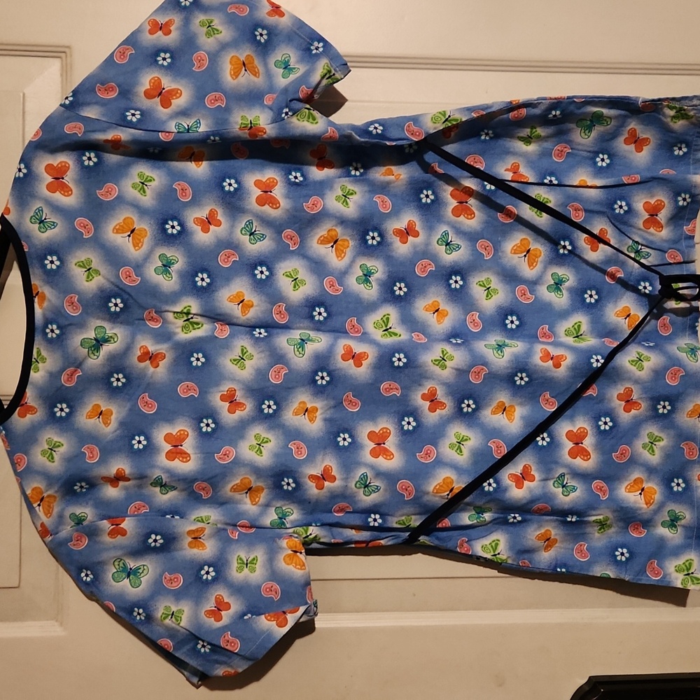 Colorful Butterfly Print Scrub Top - Picture 4 of 4